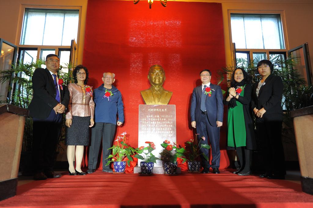 刘树铮基金委员会成立暨铜像揭幕仪式在被2个人一前一后c举行